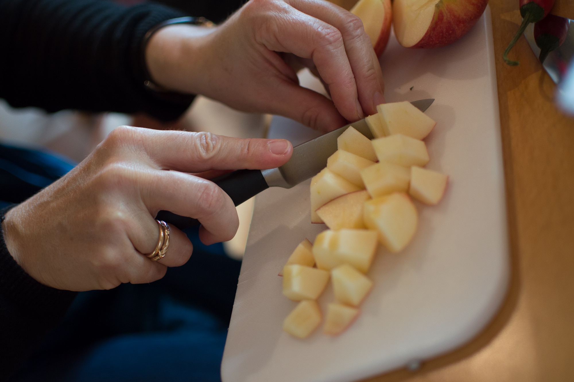 apfel schneiden würfeln Hände schneidebrett Messer