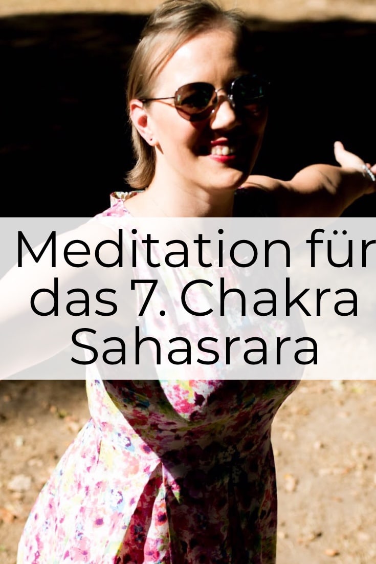 Meditation für das 7. Chakra - Sahasrara - Christine lachend und strahlend im Sommer mit Sonnenbrille
