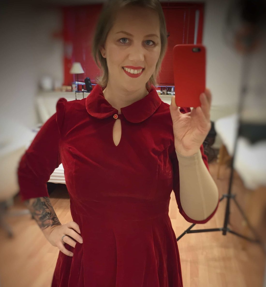 Christine Raab Christmas Weihnachten 2018 rotes Samtkleid