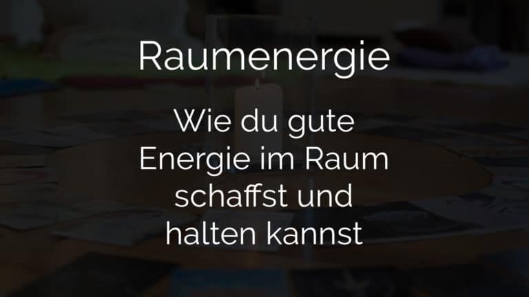 Titelbild Energie im Raum halten mit Kerze und Orakelkarten
