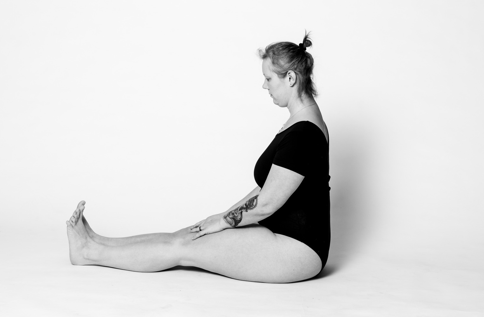 Langsitz Stockhaltung Yoga Asana Christine Raab Dandasana schwarz weiß Body
