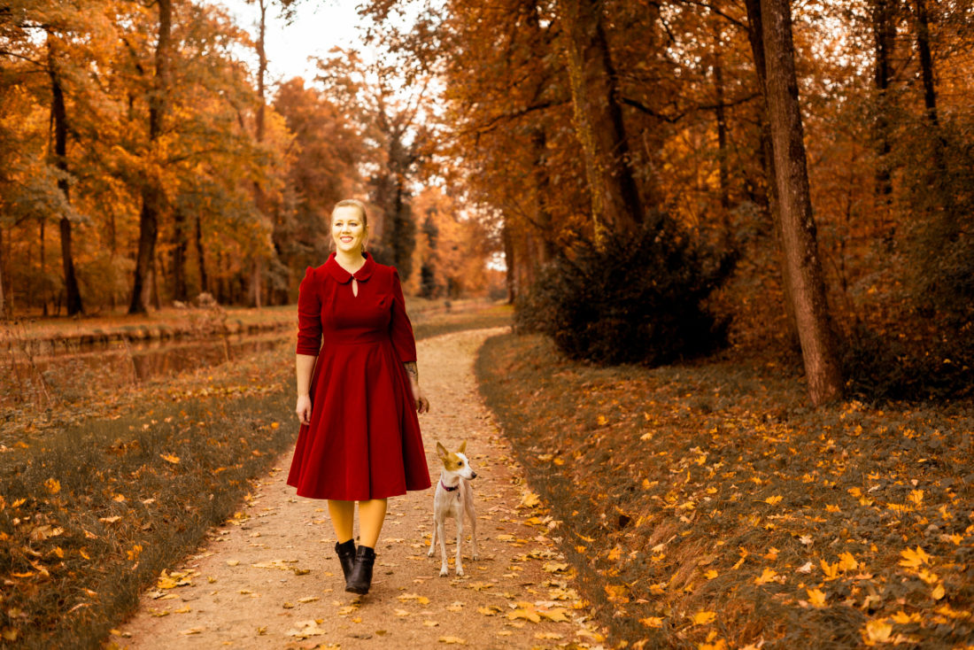 Christine Raab Herbstfoto im roten Kleid zum Blogpost Anleitung zum Brust abtasten