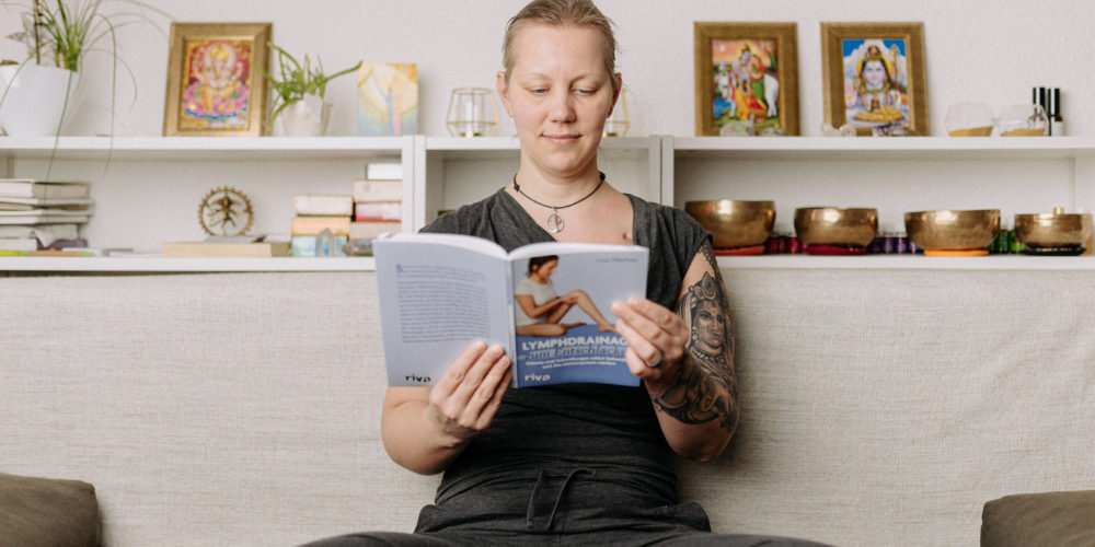 Christine Raab liest das Buch von Lisa Mestars zum Thema Lymphdrainage