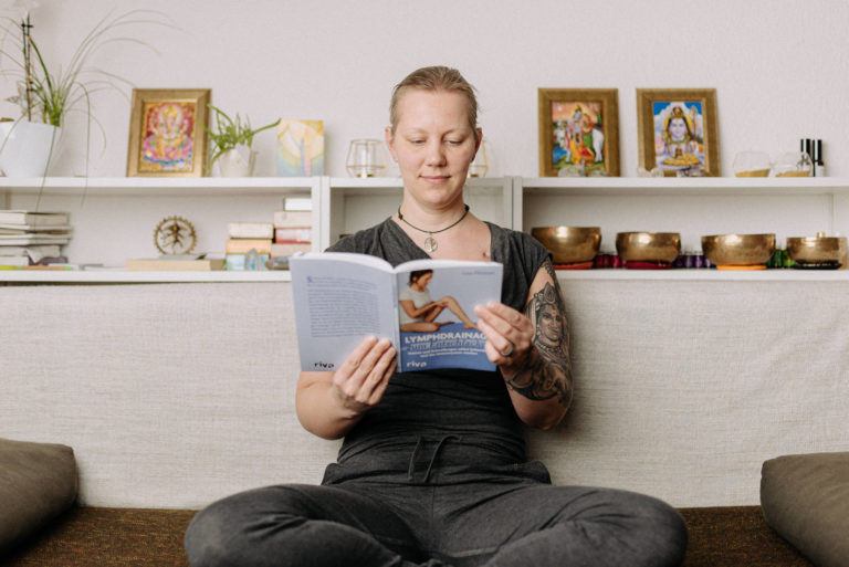 Christine Raab liest das Buch von Lisa Mestars zum Thema Lymphdrainage