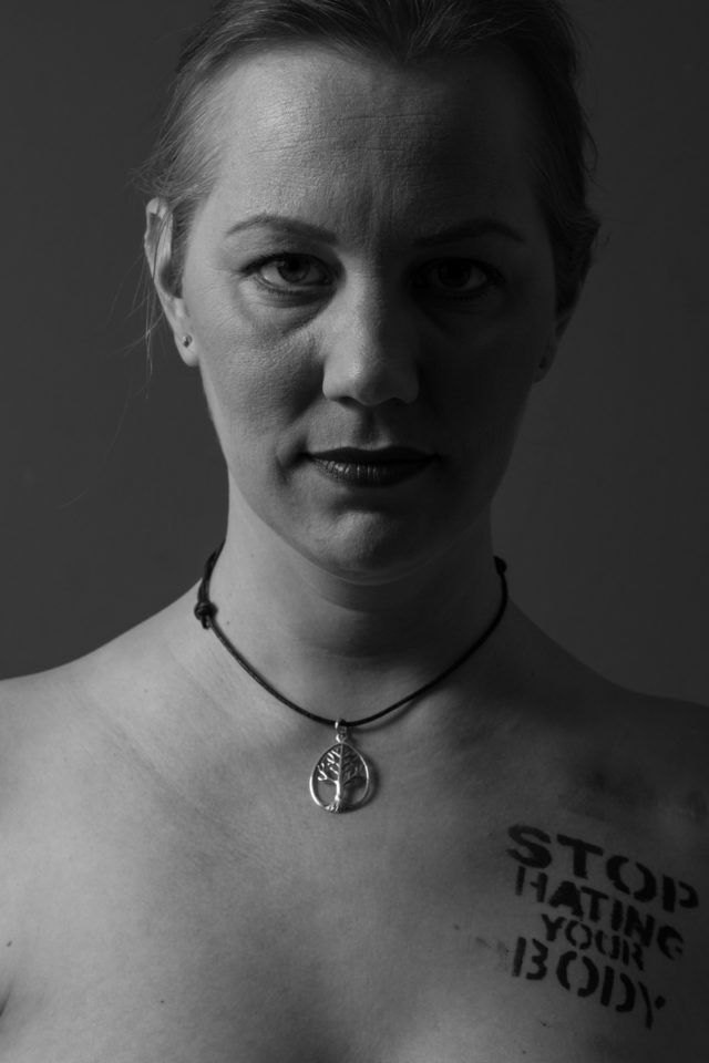 Christine Raab zeigt ihren Koerper nach der Brustkrebs Therapie