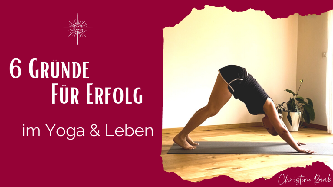 Beitragsbild für die Podcast Folge 6 Gründe für Erfolg im Yoga. Das steht als Text auf dem Bild. Außerdem ein Foto von Christine im herabschauenden Hund Adho Mukha Svanasana