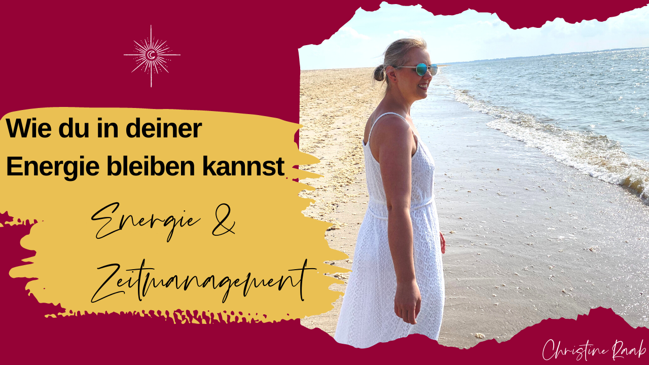 Christine steht am Meeresrand im weißen Kleid Vorschaubild zum Podcast Energie- und Zeitmanagement