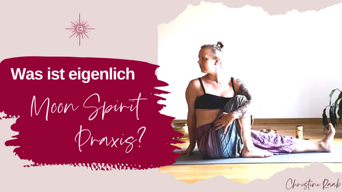 Beitragsbild für den Blog zum Podcast "Moon Spirit Praxis" du siehst Christine Raab in der Yogaposition Drehsitz