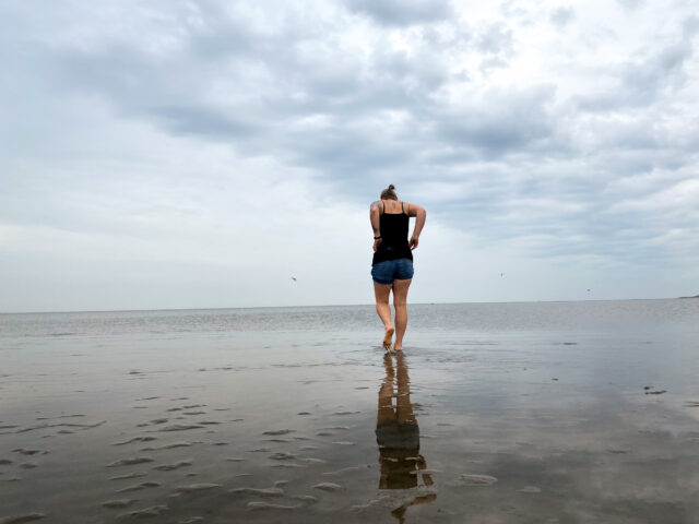 Christine läuft am Meer entlang