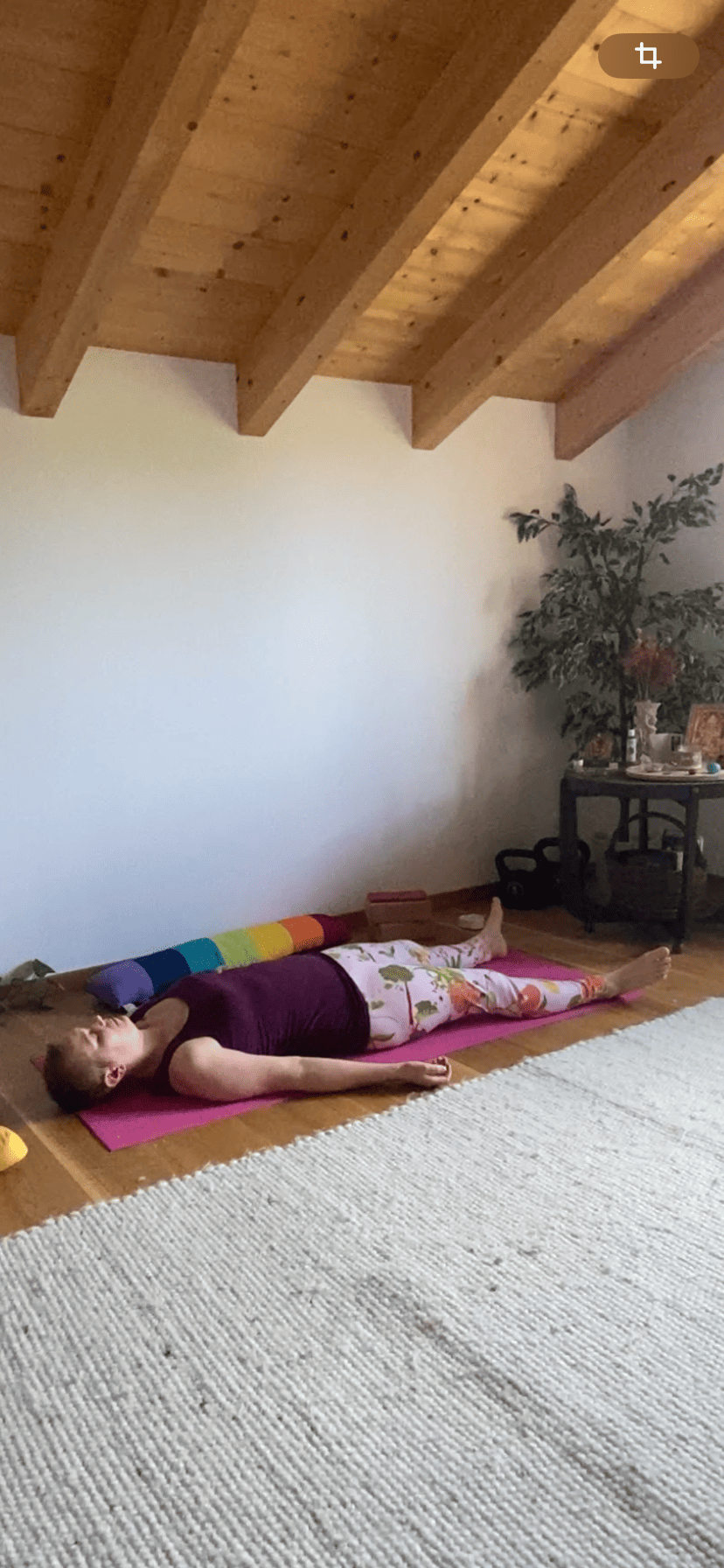 Christine raab sitzt auf einer rosa Yogamatte und zeigt Yogaübungen für schlechte Tage. Atmen, entspannen, Mantra hören.