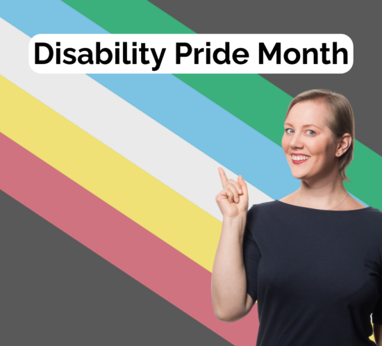 Disability Pride Month Flagge mit Querstreifen in rot, gelb, weiß, blau und grün auf schwarzem Hintergrund