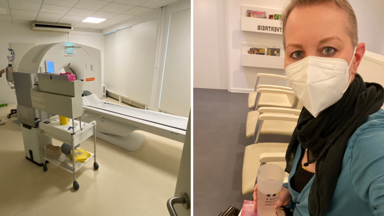 Das Bild ist zweigeteilt. Links siehst du ein Gerät mit dem man eine CT Untersuchung macht. Auf der rechten Seite siehst du Christine Raab, eine Frau Anfang 40, die eine Maske über Mund und Nase trägt. Sie trägt ein türkisfarbenes Oberteil und schaut in die Kamera. In der Hand hält sie den Becher mit Kontrastmittel, den sie für die Untersuchung trinken muss.