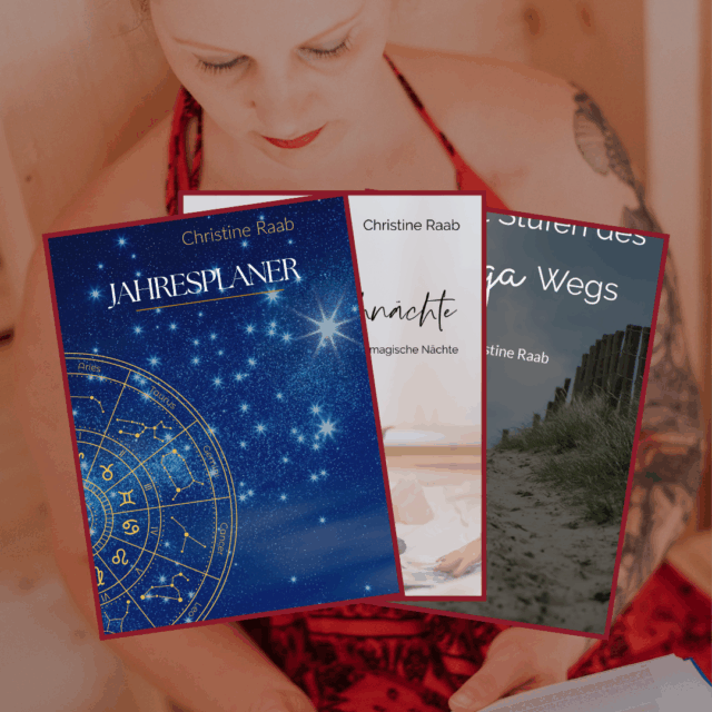 Übersicht von 3 Büchern von Christine Raab: Das erste hat ein dunkelblaues Cover (Jahresplaner), das zweite ist recht hell und man erkennt nur ein bisschen von der Schrift des Titels (Rauhnächte Buch) und beim dritten sieht man vom Cover ein bissche Berg oder Düne am Meer und einen Schnipsel von Schrift (Die acht Stufen des Yogawegs)